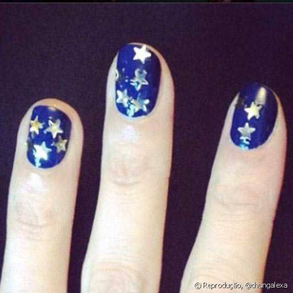 A decora??o natalina de Alexa Chung envolve esmalte azul e aplica??es de estrelas prateadas